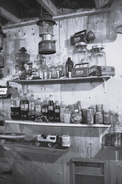 Immagine di un vecchio ripostiglio in legno con una varietà di oggetti e vecchi barattoli collezionati sulle mensole